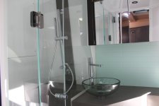 21 M5200 Enclosed shower.JPG